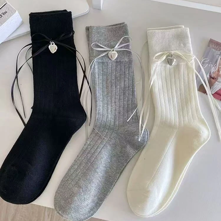 带爱心饰品蝴蝶结中筒袜子