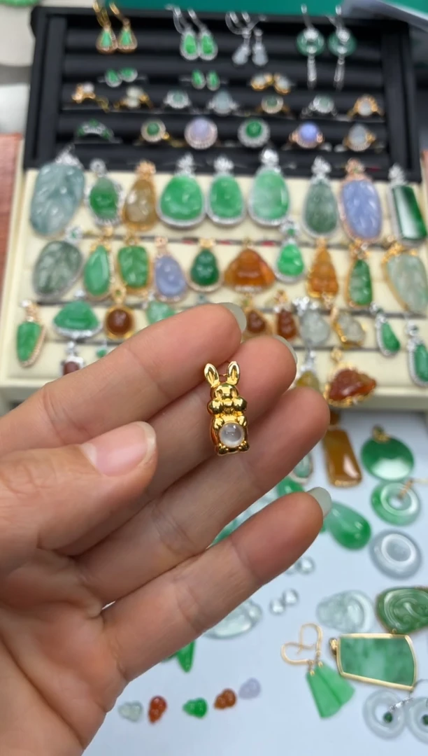 颈饰18K金镶嵌翡翠天然翡翠A货