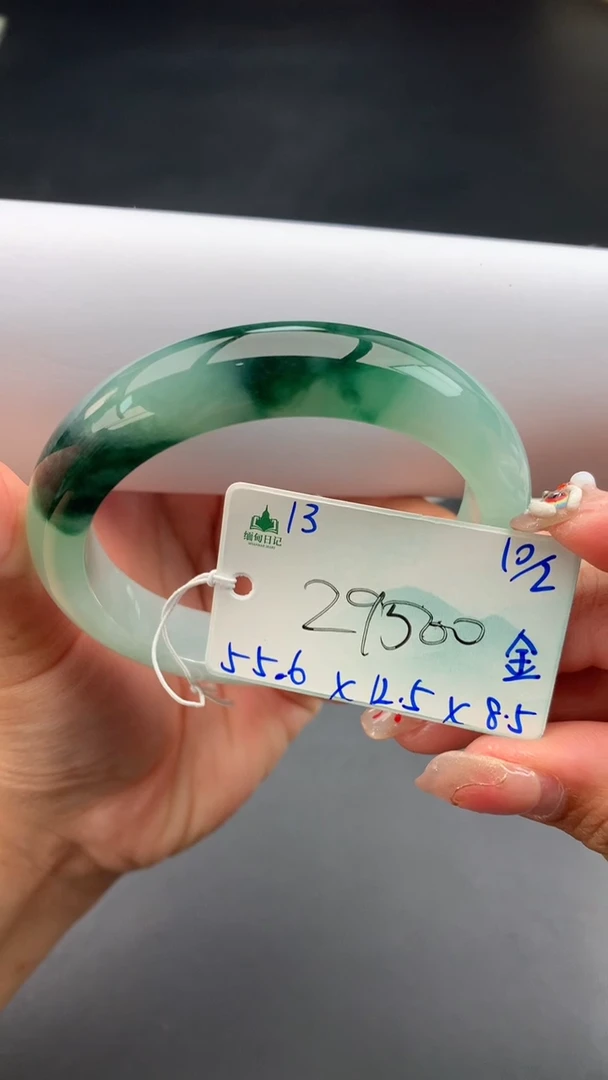 【闪购商品】翡翠手镯未镶嵌 #情人节#送礼，下单联系客服核对地址~