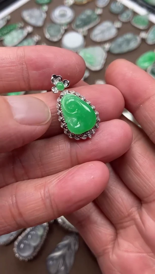 【闪购商品】翡翠吊坠(不含链)未镶嵌如意