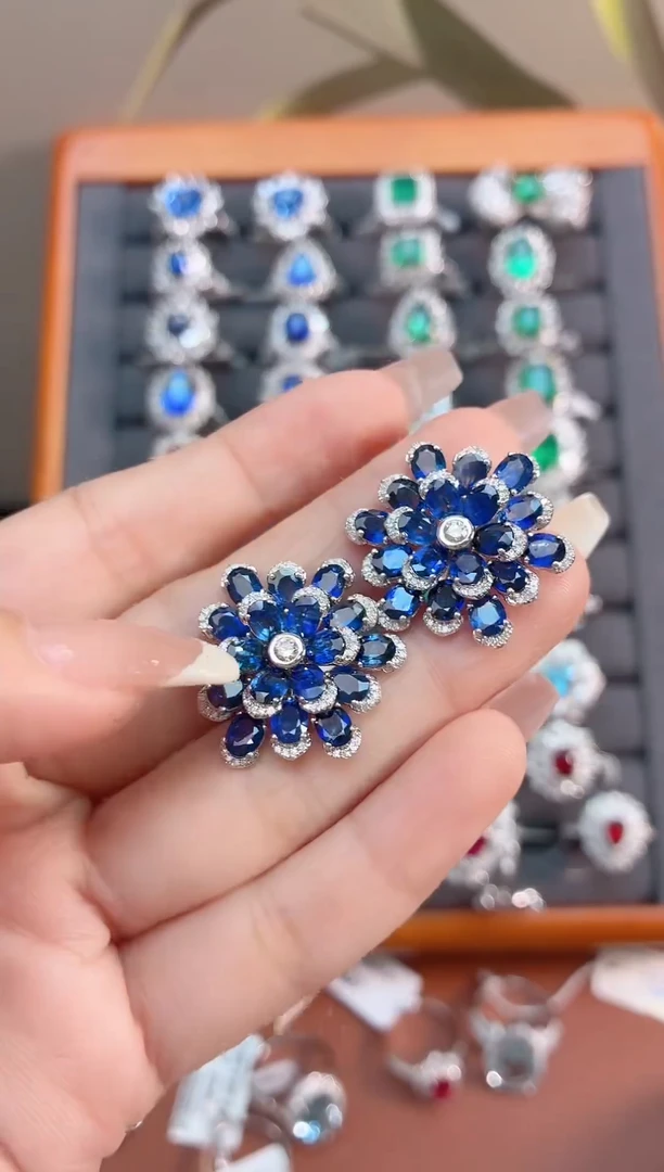 耳饰蓝宝石18K金镶嵌-11.02克拉