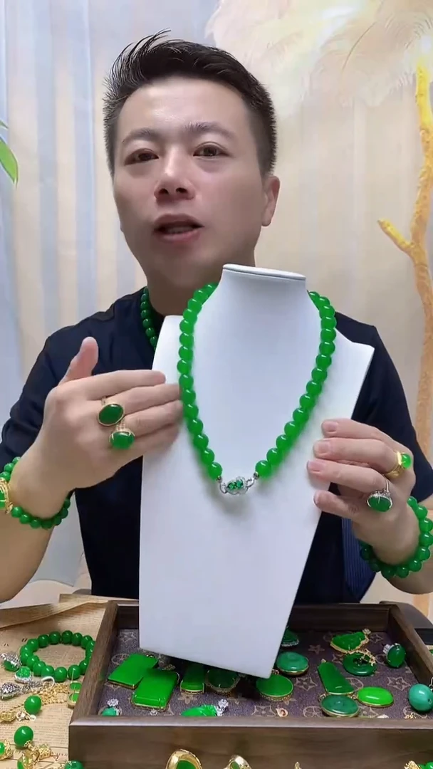 无非金属翠绿色项链