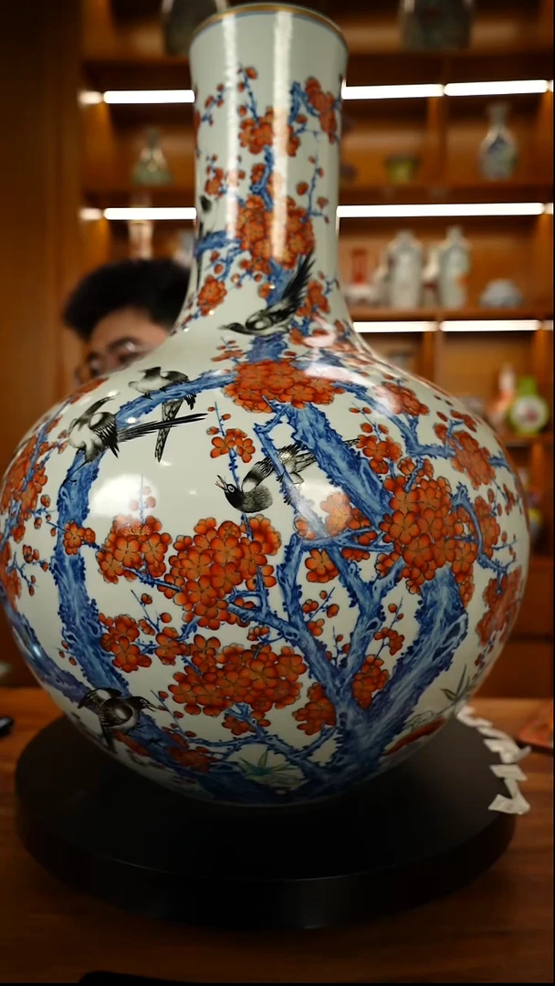 其他仿古瓷   青花五彩天球瓶一只