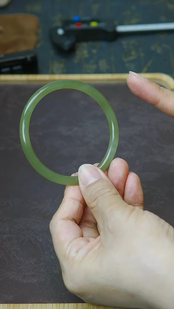 未镶嵌手镯和田玉60圈口 湖水绿底晴水手镯