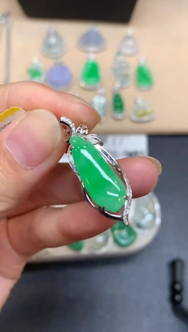 颈饰18K金镶嵌翡翠福瓜【无服务费