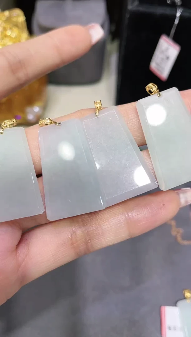 18K金镶嵌翡翠吊坠 多样性发其一