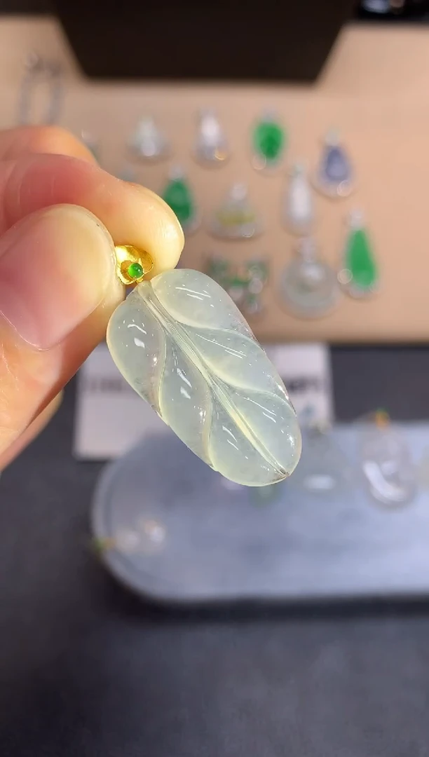 颈饰18K金镶嵌翡翠树叶【无服务费