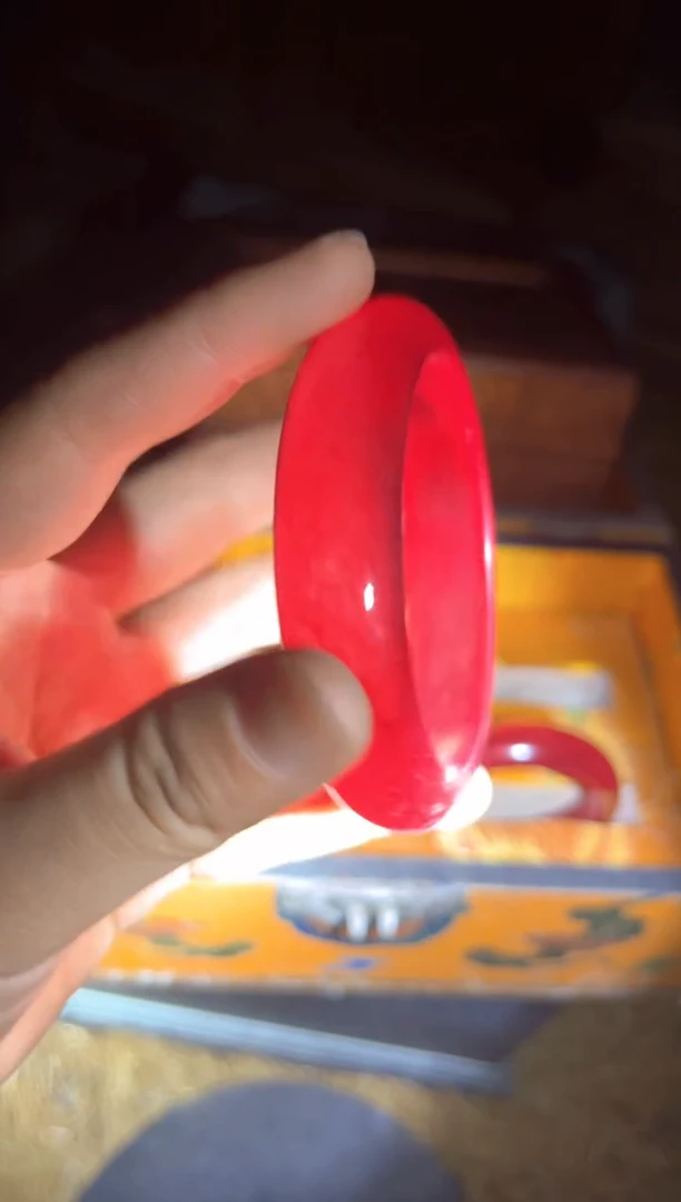 和田玉手镯未镶嵌红色带棉絮一只