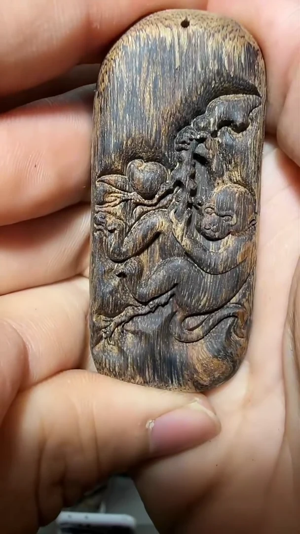 沉香吊坠138号红土双面雕猴多样性发一
