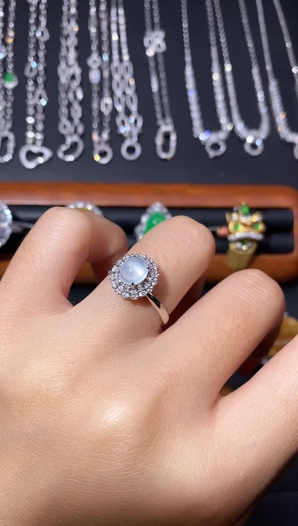 颈饰18K金镶嵌翡翠戒指