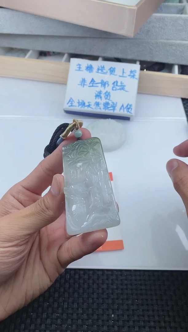 翡翠未镶嵌颈饰