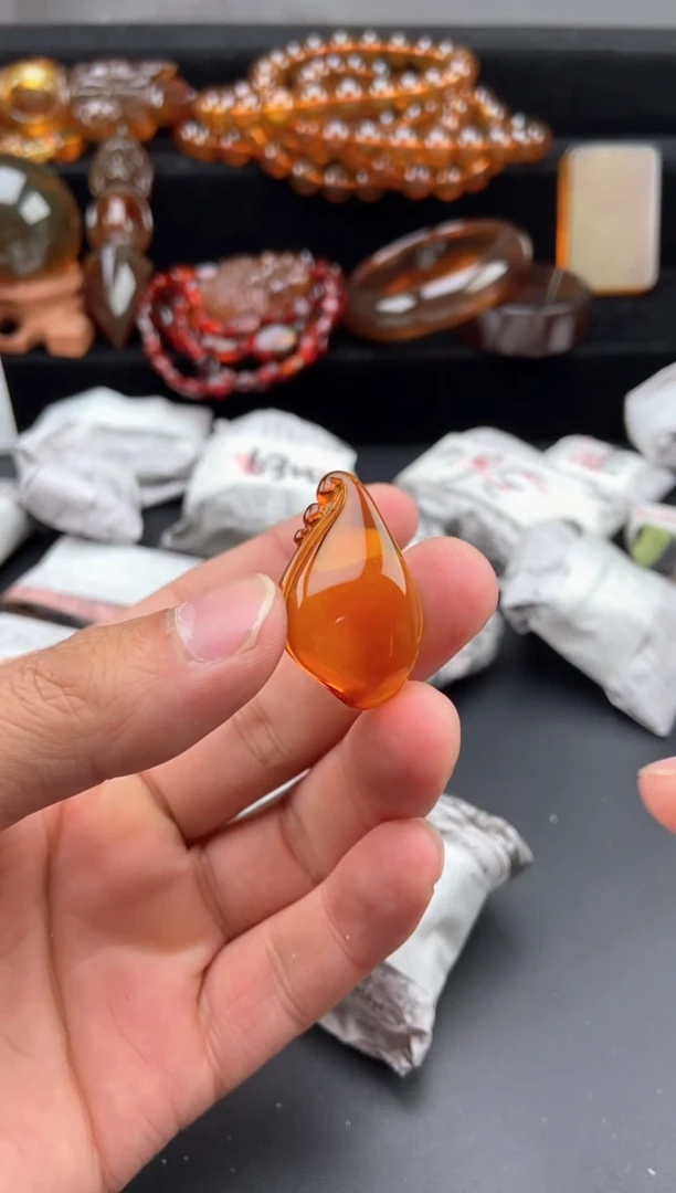【闪购商品】琥珀颈饰未镶嵌金红血珀福瓜吊坠