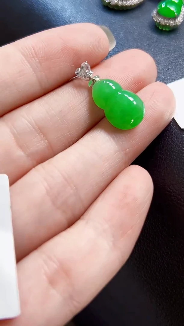 颈饰18K金镶嵌翡翠葫芦