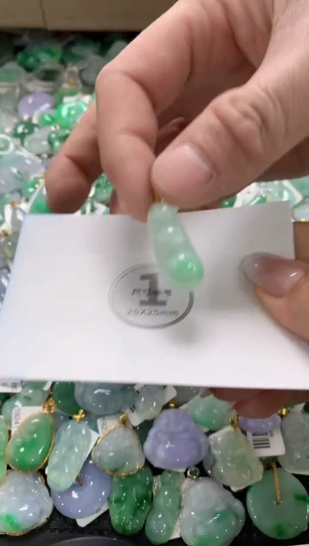 颈饰18K金镶嵌翡翠1111111111111111