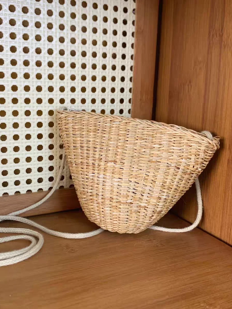 伊伊同款斜挎草编包