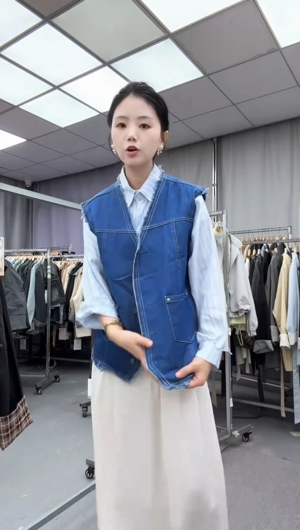 单马甲      大哥家漂亮衣服漂亮颜色