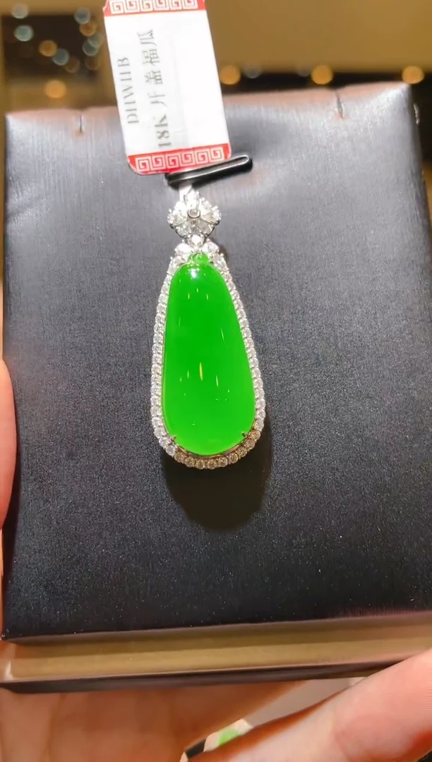 【闪购商品】翡翠吊坠(赠链)18K金镶嵌A82