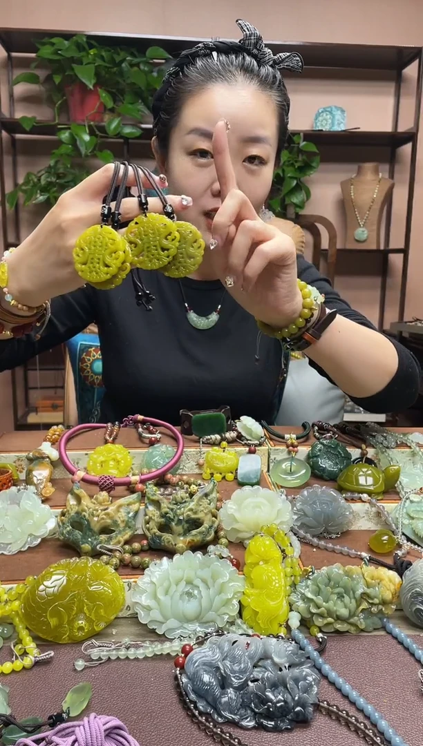 未镶嵌岫玉吊坠多样性发货发其中之一