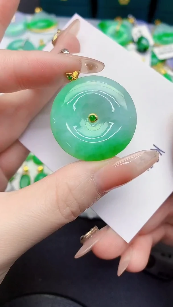 颈饰18K金镶嵌翡翠缅甸天然翡翠A货