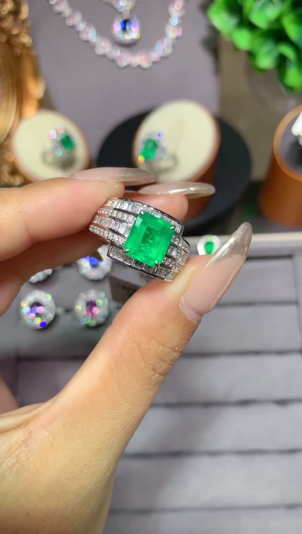 祖母绿戒指18K金镶嵌2.07CT