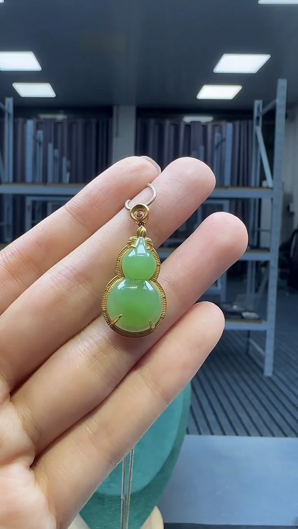 18K金镶嵌和田玉挂件 不含链