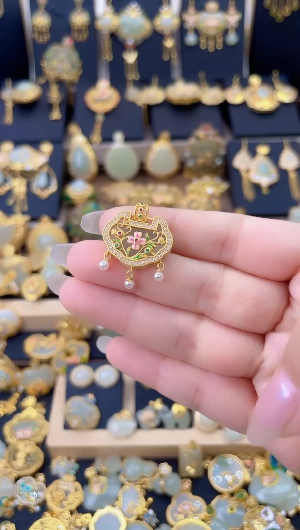 颈饰银S925镀金镶嵌和田玉富贵花开如意锁吊坠