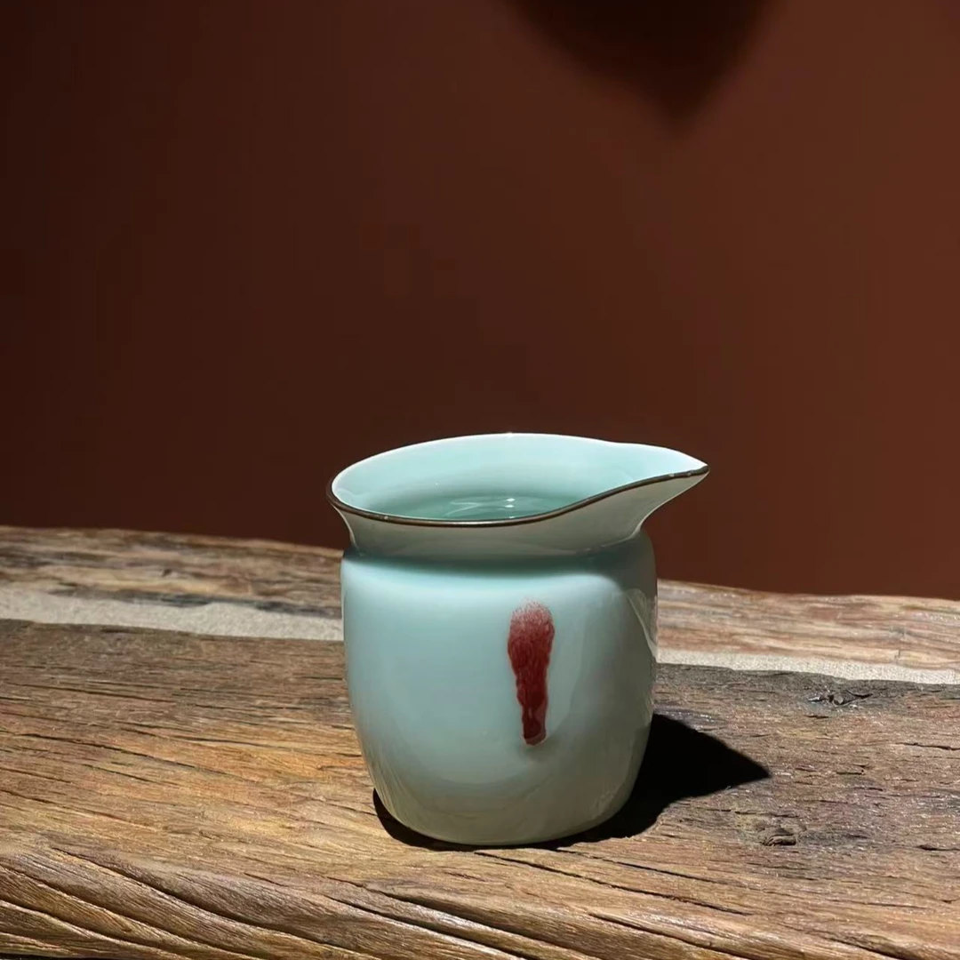 青瓷浮雕鱼公道杯066（180ml)