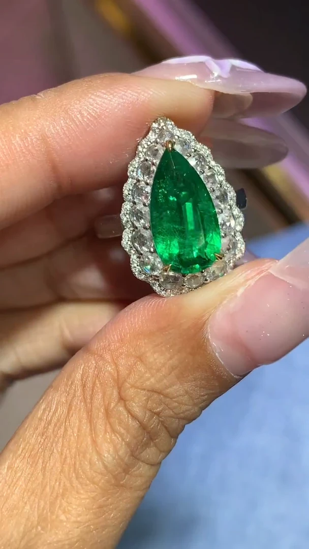18K金镶嵌戒指祖母绿3.05ct