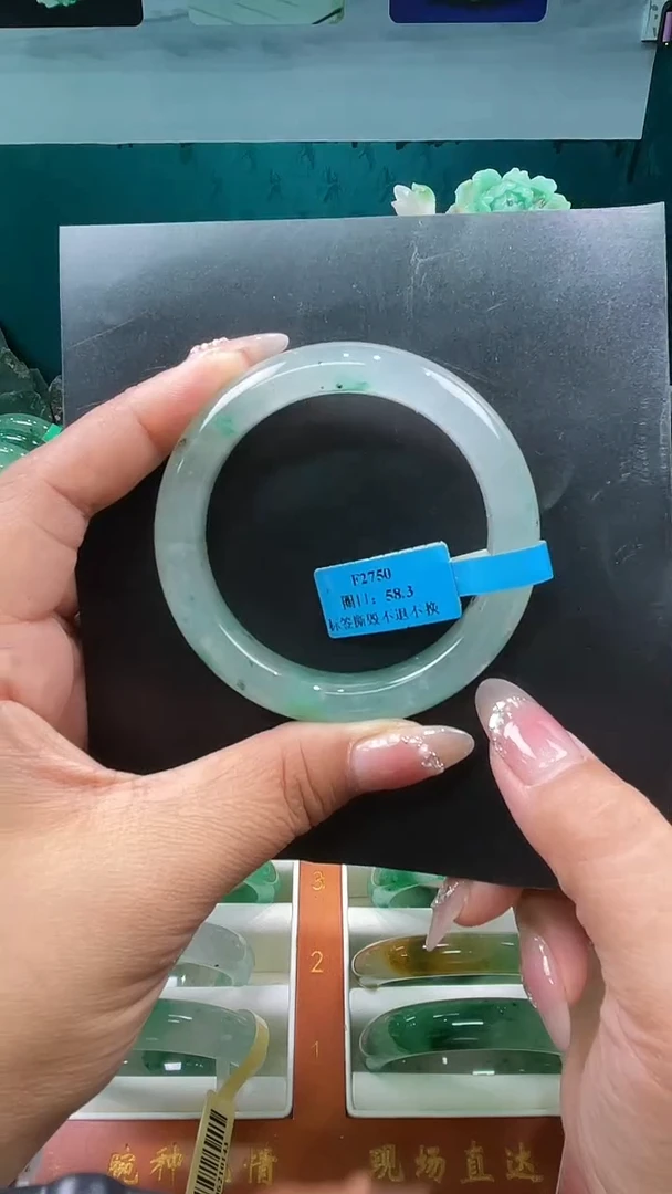 未镶嵌手镯石英质玉（非洲翠）手镯