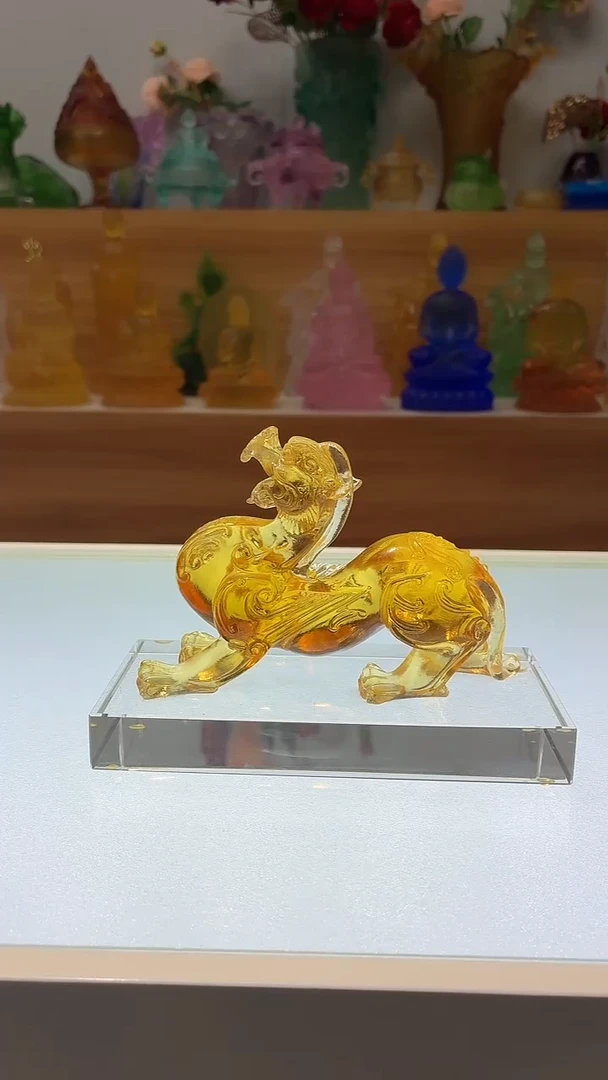 琉璃手工艺品琥珀色汉代貔貅（带水晶底座）