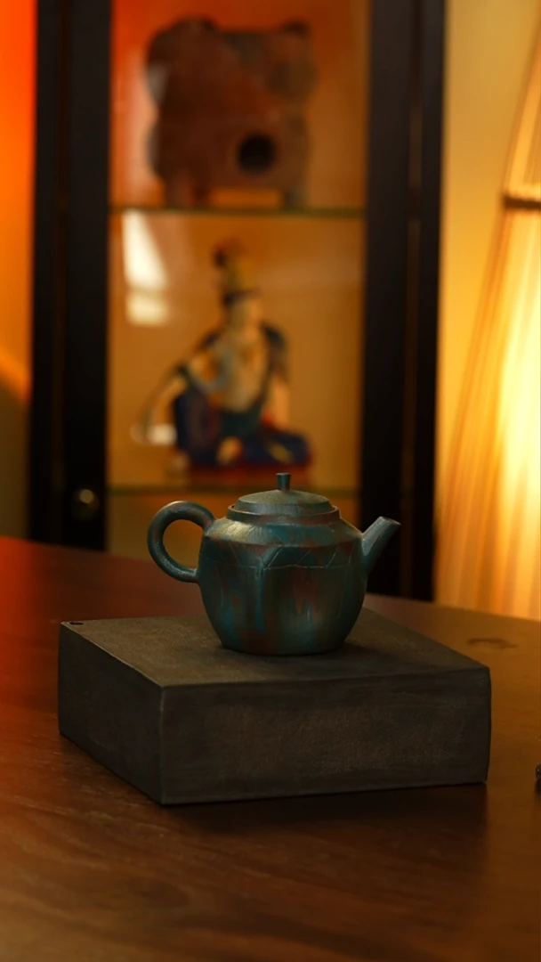 手捏绿壶..........