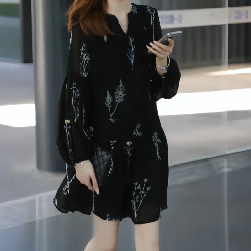 早秋法式温柔风V领宽松短款连衣裙新款简约风设计款慵懒风连衣裙