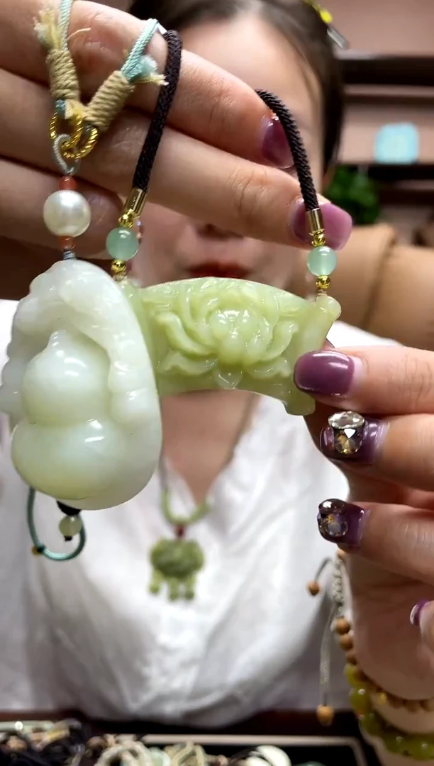 岫玉未镶嵌吊坠·