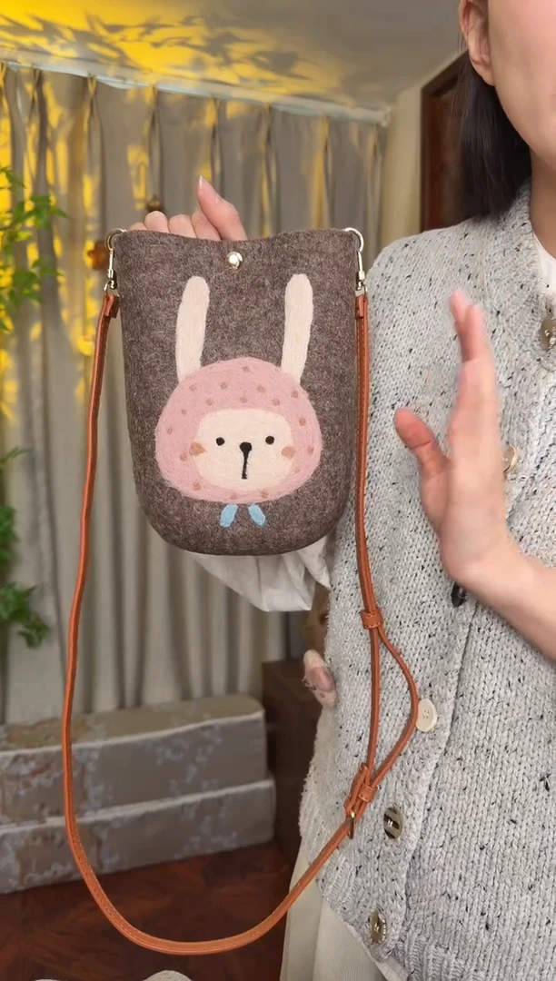 羊毛非遗羊毛毡包 手机包兔子