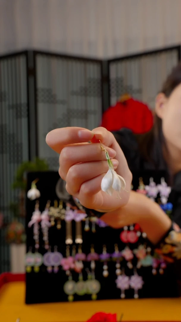 刺绣白色花耳钉绒花非遗