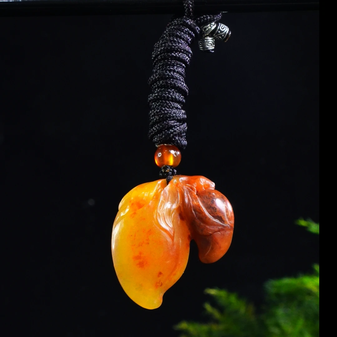 5寿山石三彩水洞寿桃挂件12.3克3.2x2.9x1cm