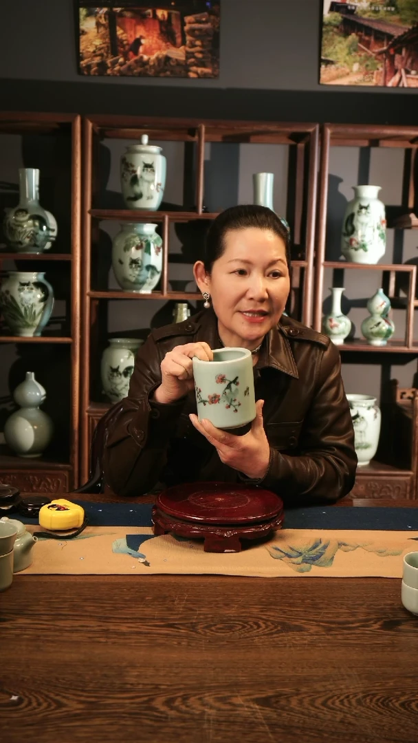 【闪购商品】釉中彩 笔筒（梅花