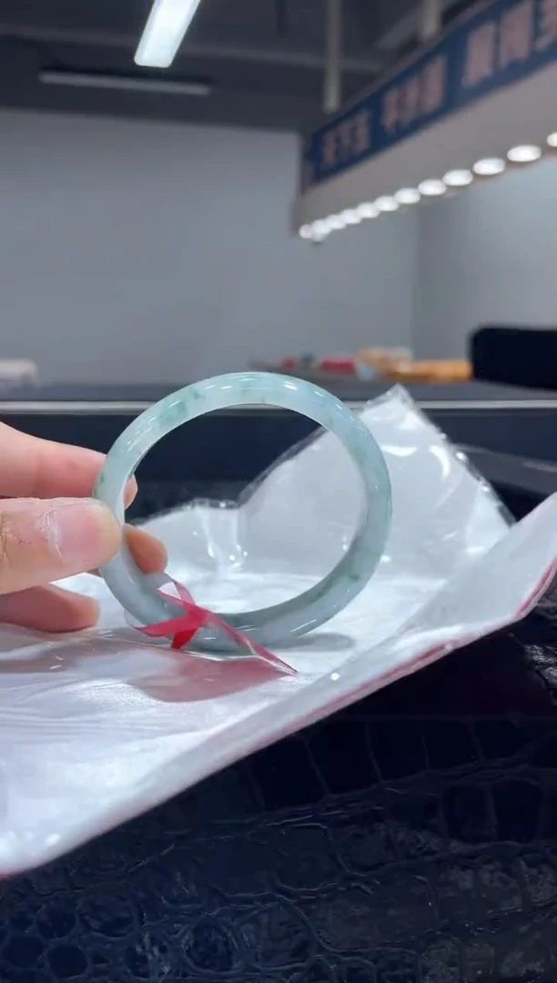 未镶嵌手镯（贵妃镯）翡翠5