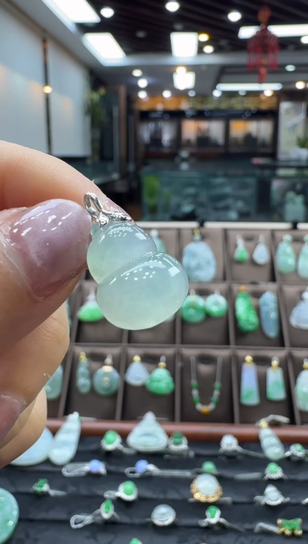 颈饰18K金镶嵌翡翠葫芦