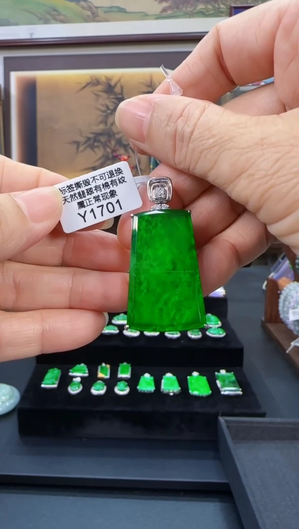 颈饰18K金镶嵌翡翠Y1701无事牌
