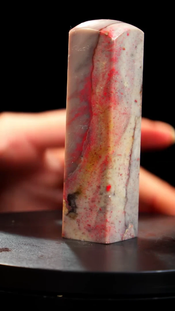 昌化石牛角鸡血石