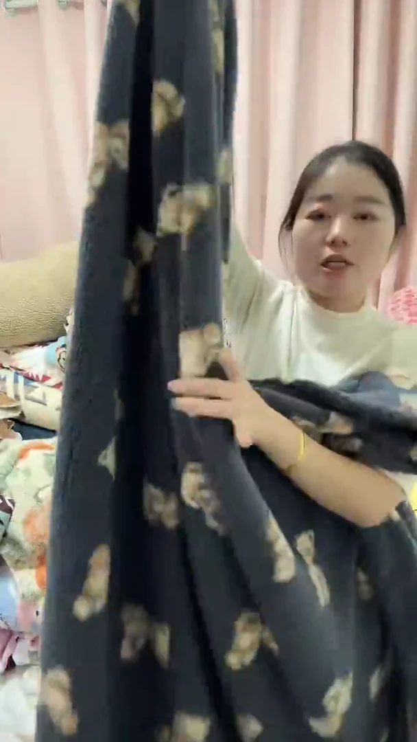 聚酯纤维1.8-2--灰底咖熊-北极绒