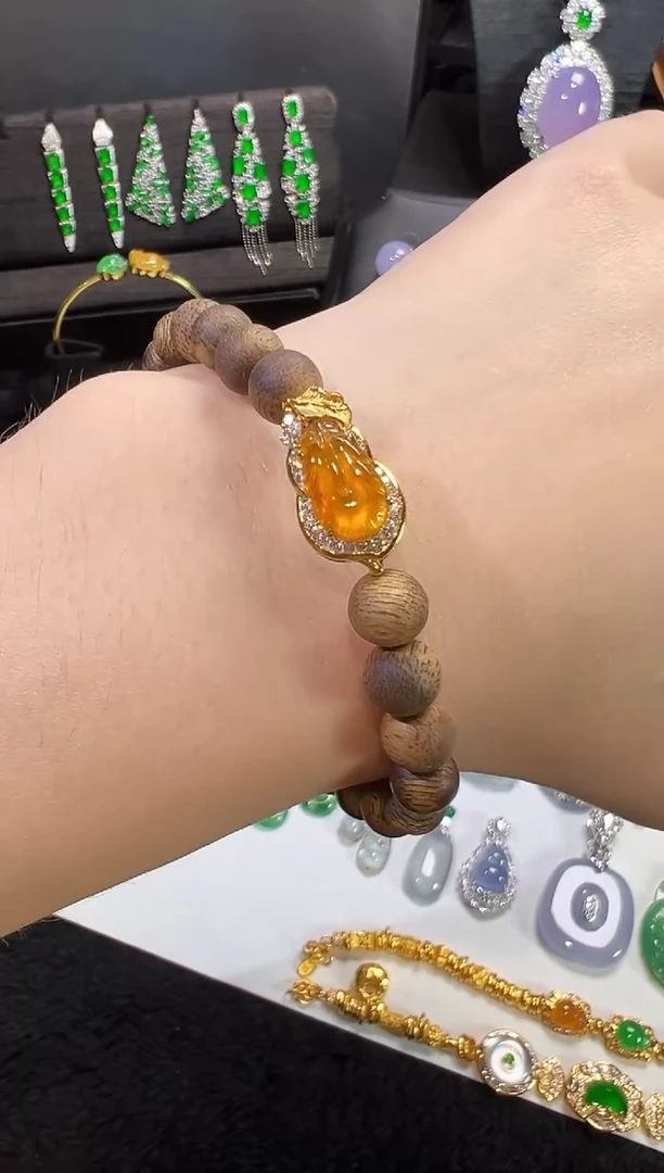 18K金镶嵌手串翡翠高冰黄翡羽毛手串