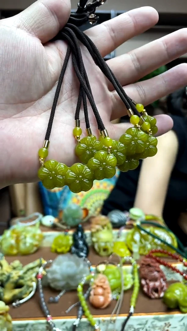 未镶嵌岫玉吊坠多样性发货发其中之一