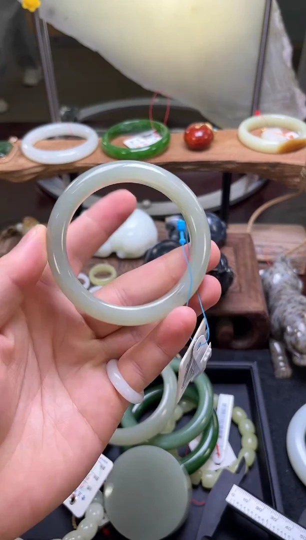 和田玉手镯未镶嵌且末青白 55圈