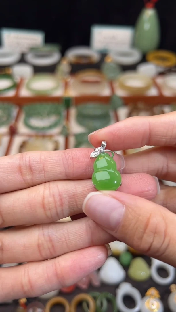 18K金镶嵌和田玉挂件精品