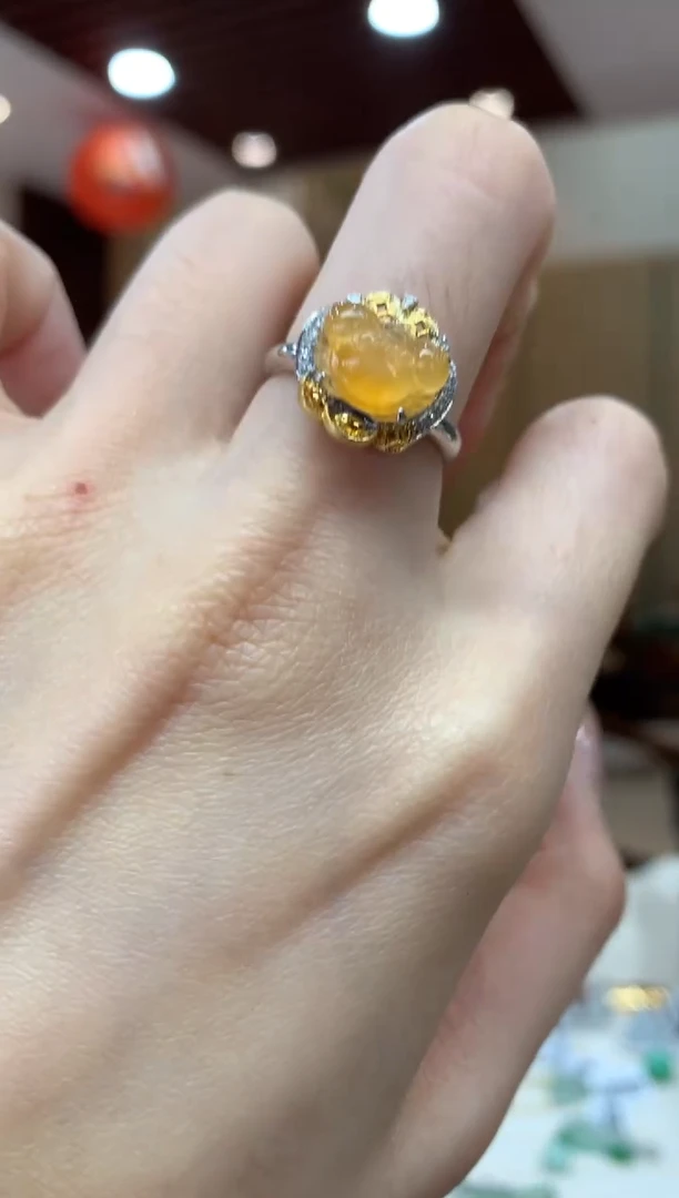 18K金镶嵌戒指翡翠戒指