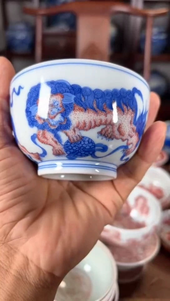 柴窑青花釉里红狮子滚绣球杯杯