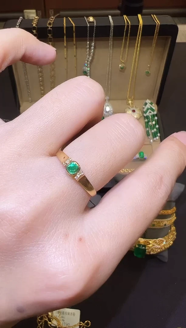 18K金镶嵌戒指祖母绿0.26ct