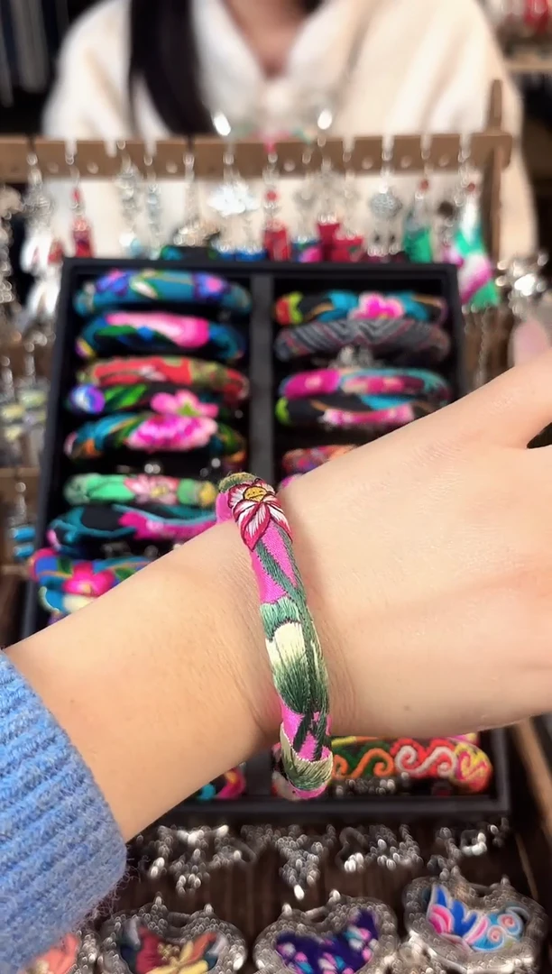 彩云南阁非遗老绣苗银饰品561